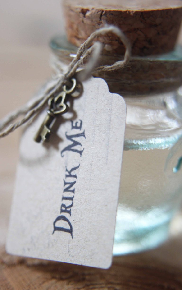 Etiquette  DRINK / EAT ME Alice au pays des merveilles