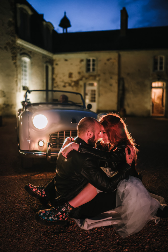 couple marié devant voiture vintage et chateau